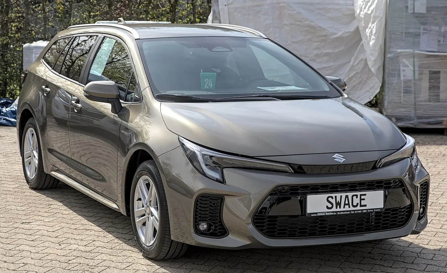 Suzuki Swace gris visto de tres cuartos delantero