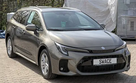 Suzuki Swace gris visto de tres cuartos delantero