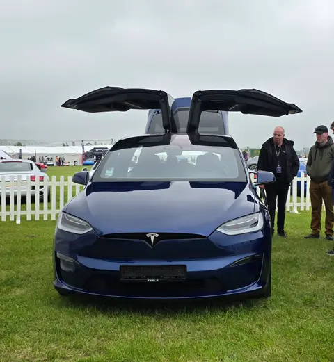 Tesla Model X Plaid SUV grande electrico con puertas alas de halcón