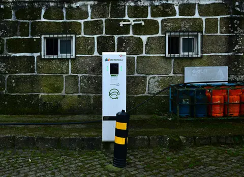 Punto de recarga de Iberdrola en un pueblo pequeño