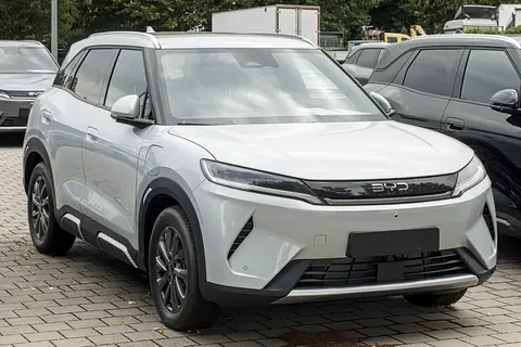 BYD Atto 2 DM-i blanco visto de tres cuartos delantero