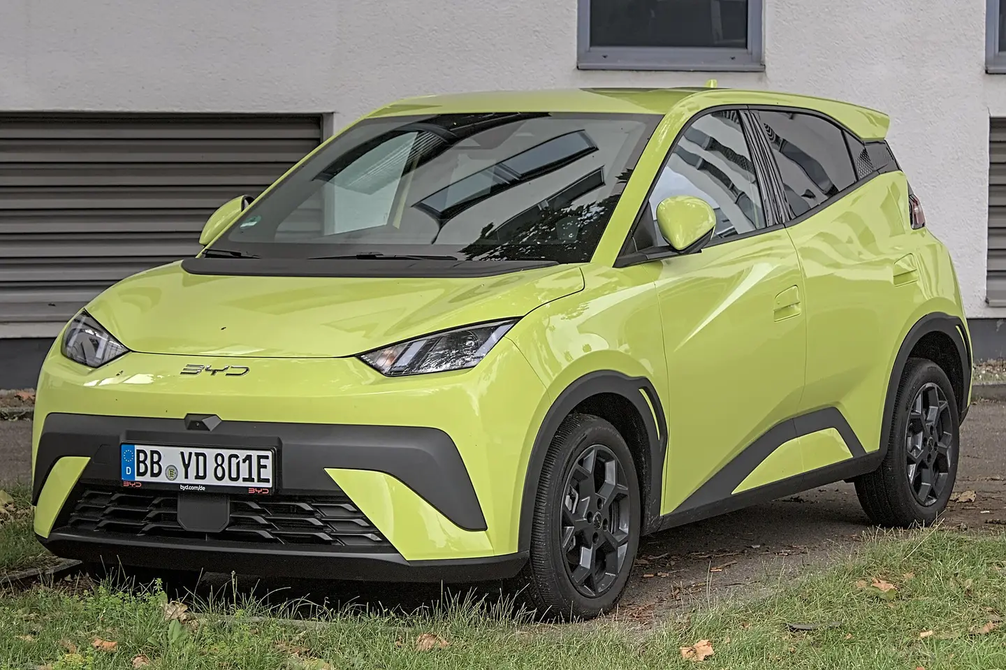 BYD Dolphin Surf amarillo visto de tres cuartos delantero