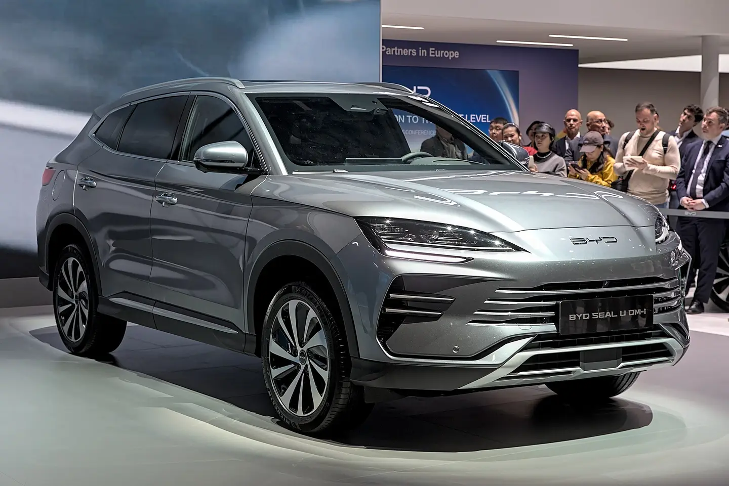 BYD Seal U DM-i gris en un salón del automóvil
