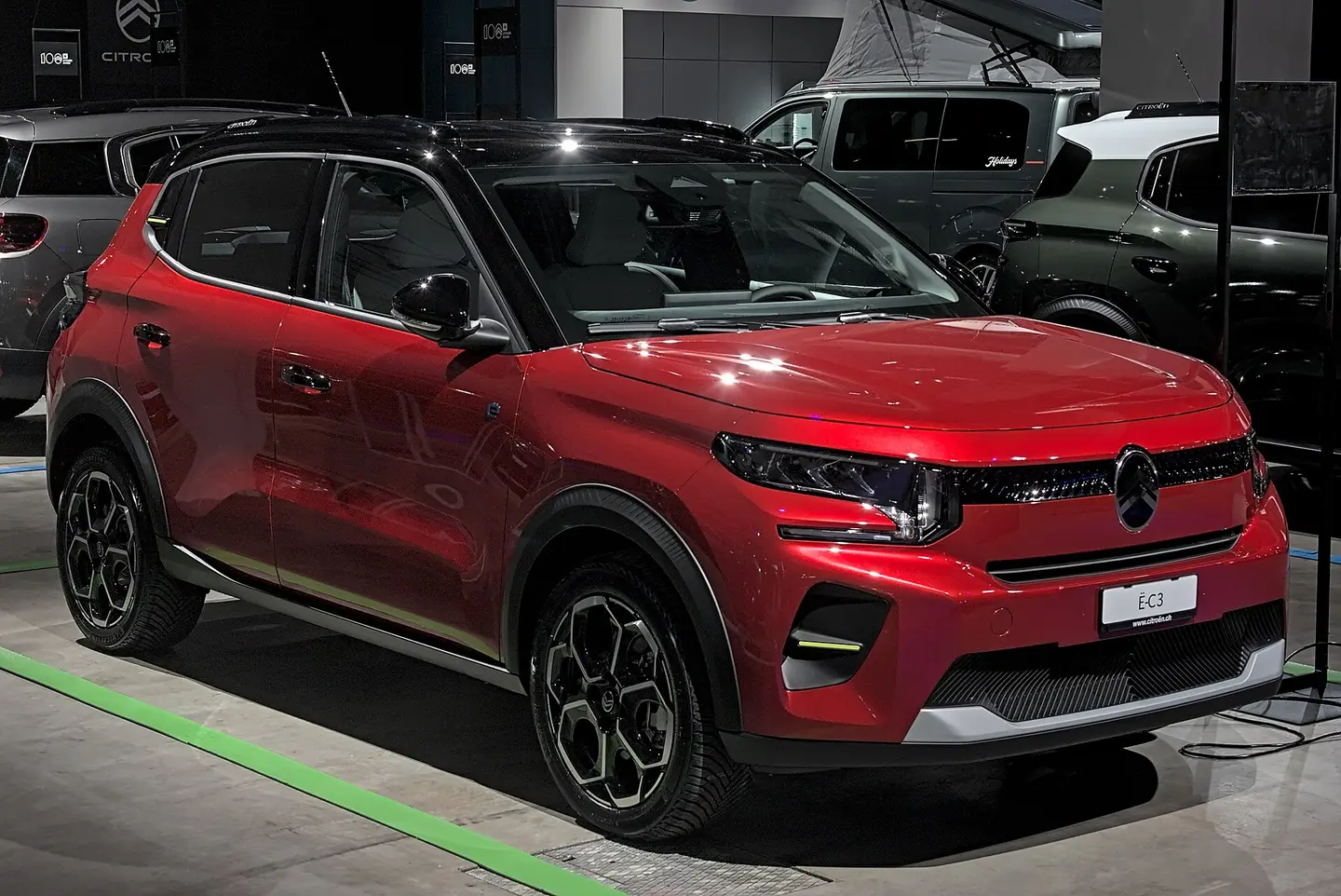 Citroën ë-C3 rojo en un salón del automóvil