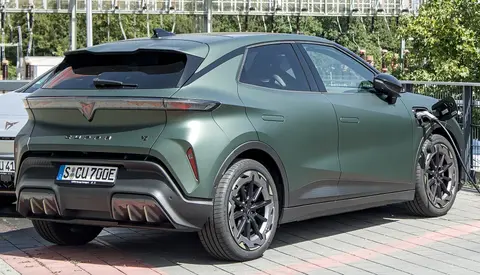 Cupra Raval VZ verde mate visto desde atrás