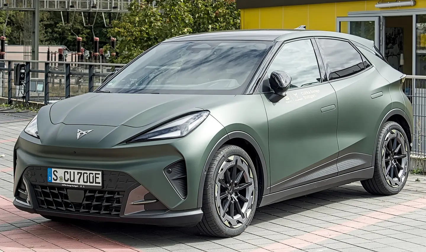 Cupra Raval VZ verde mate, uno de los eléctricos pequeños que ya se venden en España