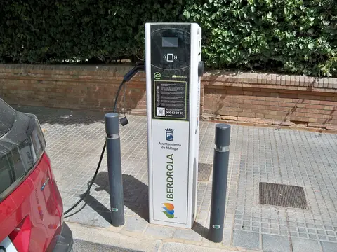 Poste de recarga de Iberdrola en una calle de Málaga