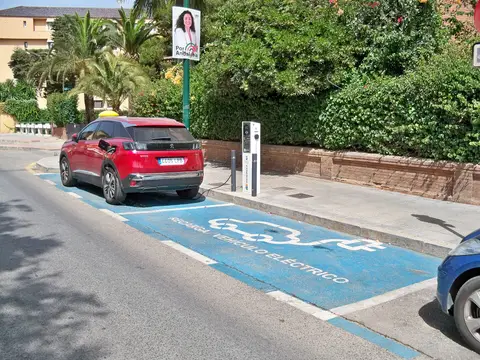 Plazas de recarga para coches eléctricos en una calle de Málaga