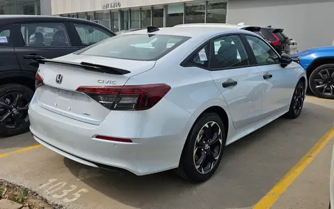 Honda Civic e:HEV hybrid compacto
