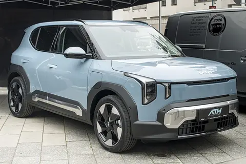 Kia EV2 azul claro visto de tres cuartos delantero