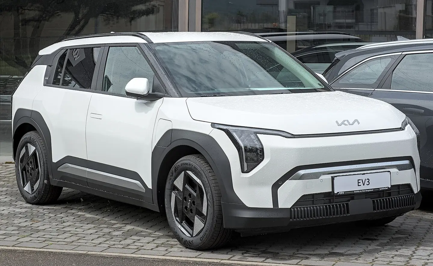 Kia EV3 blanco visto de tres cuartos delantero