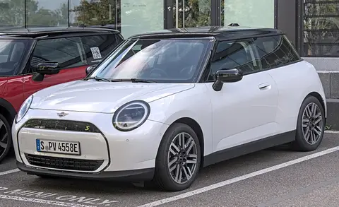 Mini Cooper eléctrico de tres puertas, blanco con techo negro