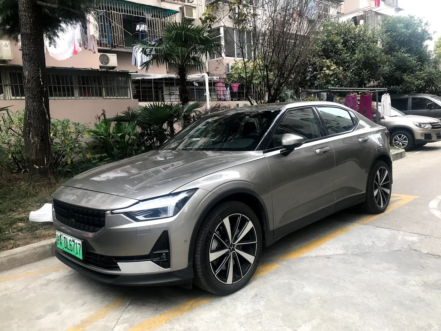 Polestar 2 berlina hatchback electrico escandinavo