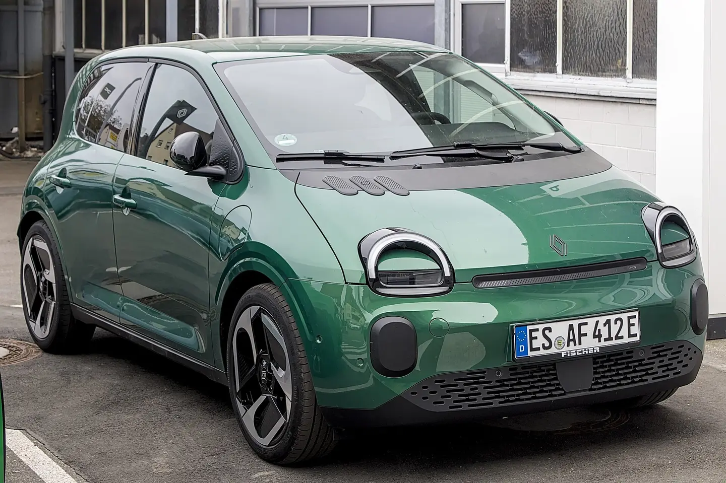 Renault Twingo E-Tech eléctrico verde visto de tres cuartos delantero
