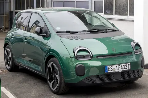 Renault Twingo E-Tech eléctrico verde visto de tres cuartos delantero